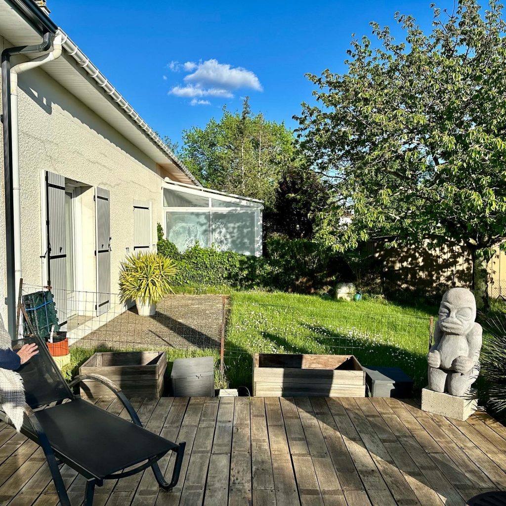 Terrasse avant aménagement paysager à Bruges près de Bordeaux