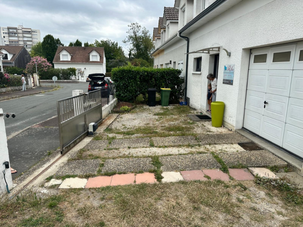 Entrée de maison avant aménagement paysager à Bruges avec accès voiture à rénover