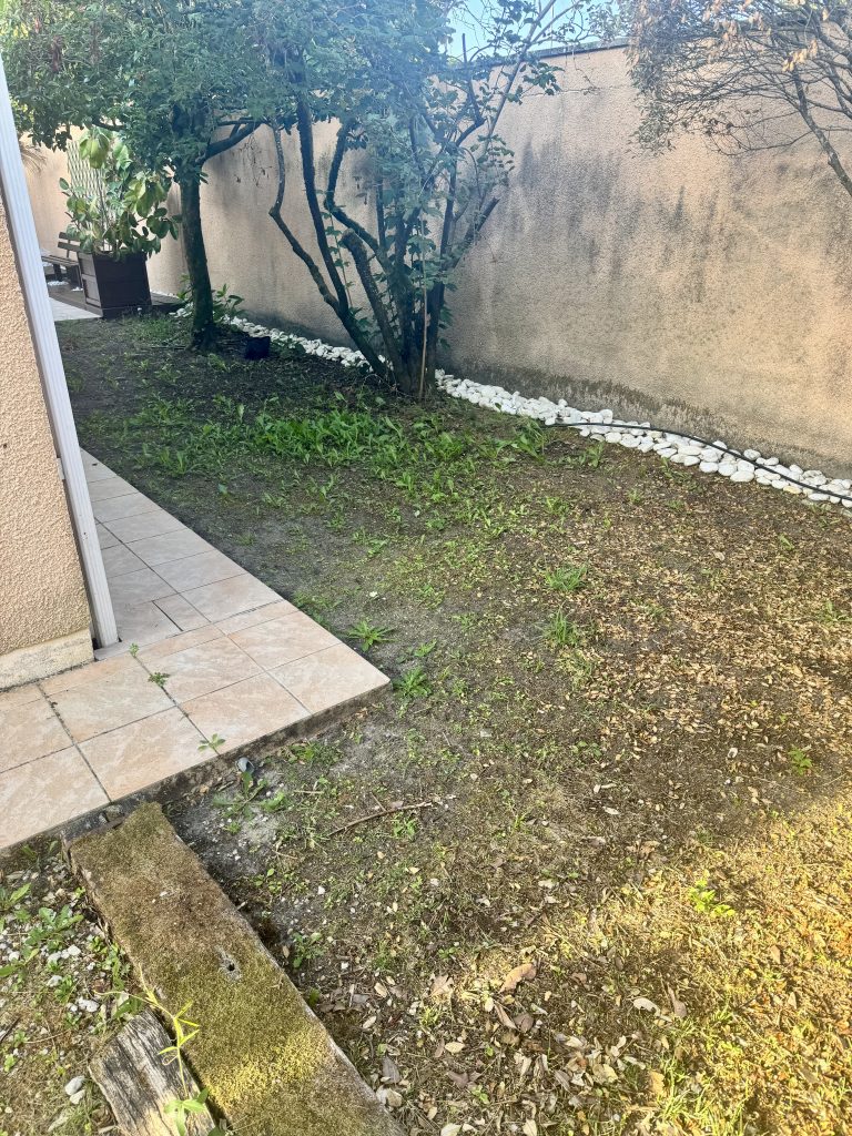 Jardin avant création paysagère à Mérignac avec espace à réaménager avant pose de gazon synthétique