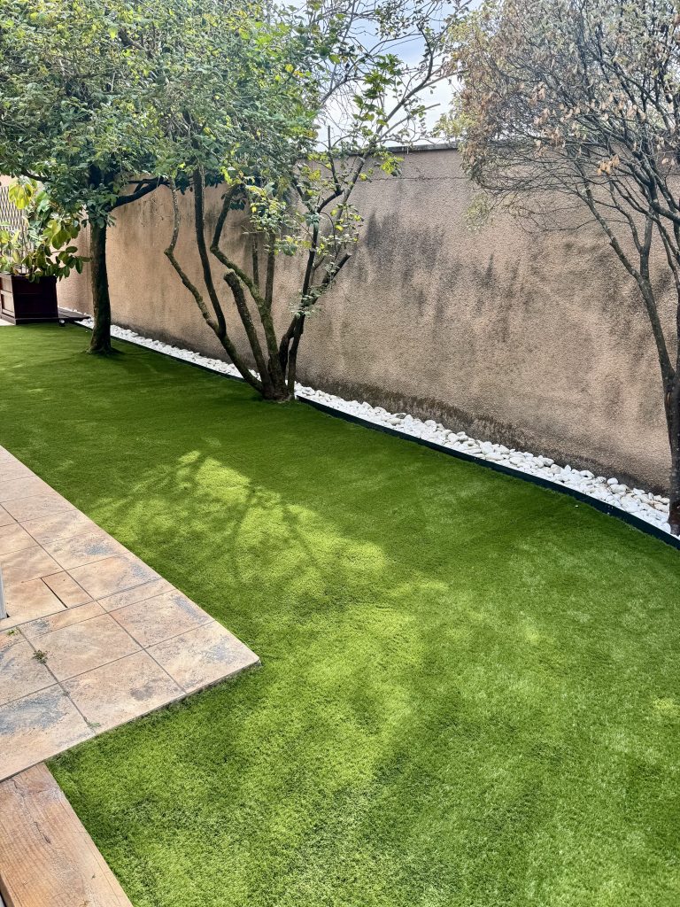 Jardin aménagé à Mérignac avec gazon synthétique, volige en acier Corten et finitions paysagères